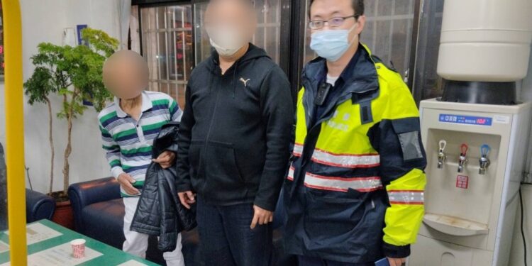 迷途老翁搭上巡邏順風車 警細查才知孝子守護到深夜 迷途老翁搭上巡邏順風車 警細查才知孝子守護到深夜