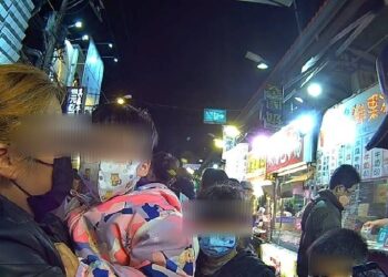 逢甲夜市走失了 熱心民眾接力替警指路助團圓