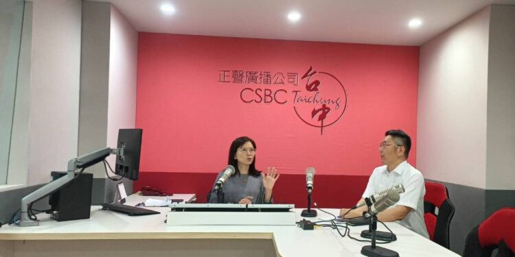 霧峰警長親上正聲廣播空中宣導 暢談路安、警銀聯阻防詐及普發6000元防詐騙 霧峰警長親上正聲廣播空中宣導 暢談路安、警銀聯阻防詐及普發6000元防詐騙