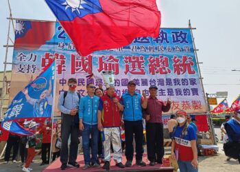 韓友會台南高掛「韓國瑜選總統」看板 呼籲朱立倫脫魔戒