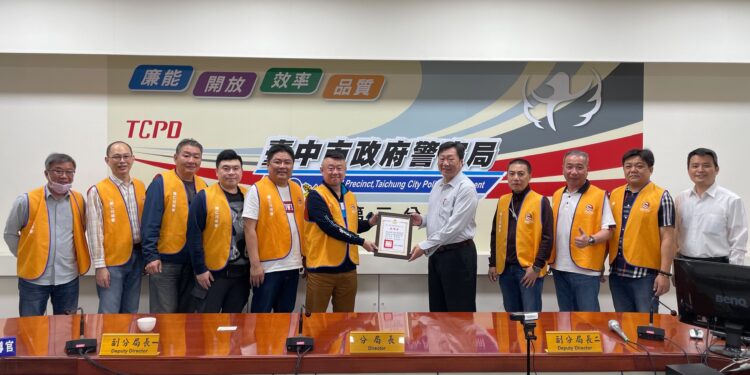 順仁兄弟會捐贈爆閃燈 提升臺中東、南區用路人安全 順仁兄弟會捐贈爆閃燈 提升臺中東、南區用路人安全