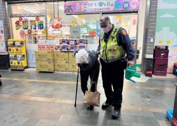 駝背老婦人忘了回家的路 熱心霧警協助平安返家