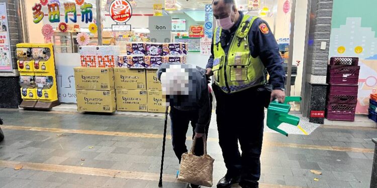 駝背老婦人忘了回家的路 熱心霧警協助平安返家