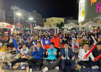 魏嘉彥偕百位球迷死守經典賽直播 打造運動城市延續體育風氣