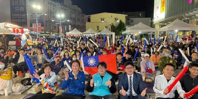 魏嘉彥偕百位球迷死守經典賽直播 打造運動城市延續體育風氣