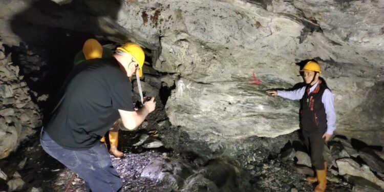 全球知名寶石學家Richard W. Hughes來花訪問台灣玉礦紀實,肯定蔡印來及蔡松育守護台灣玉文化之美 全球知名寶石學家Richard W. Hughes來花訪問台灣玉礦紀實,肯定蔡印來及蔡松育守護台灣玉文化之美