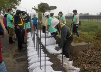 壽豐鄉防汛演習 曾淑懿率村長啟動防洪擋板協力防災