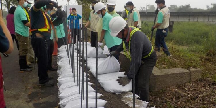 壽豐鄉防汛演習 曾淑懿率村長啟動防洪擋板協力防災 壽豐鄉防汛演習 曾淑懿率村長啟動防洪擋板協力防災