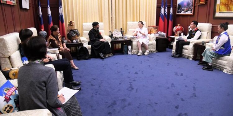 天主教會德安堂神父拜會 徐榛蔚肯定教會文化傳承及族語工作使命