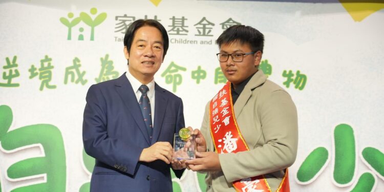 左眼失明使生活更加辛苦卻不失志 努力勤學拚上國立大學 花蓮家扶的孩子潘正豪 榮獲家扶基金會112年全國自強兒少表揚