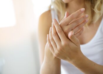 從手腳麻到坐輪椅!慢性脫髓鞘多發性神經炎治療 健保給付不夠完善患者承受病情反覆發作