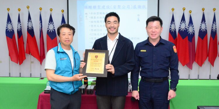 留一分愛給不懈的臺中警 聯聚建設慨贈警用裝備 留一分愛給不懈的臺中警 聯聚建設慨贈警用裝備