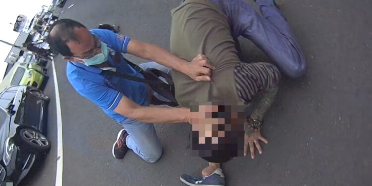 盤查未繫安全帽扣者為毒品通緝犯 霧峰警熱心民眾合作成功壓制逮補 盤查未繫安全帽扣者為毒品通緝犯 霧峰警熱心民眾合作成功壓制逮補