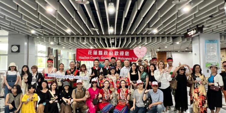 迎接疫後首架國際包機 越南峴港包機74名旅客入境花蓮 迎接疫後首架國際包機 越南峴港包機74名旅客入境花蓮