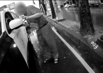 20年老爺車雨中罷工 燃眉之急全靠路過救星解圍