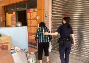 8旬婦找妹妹敘舊不慎迷路 女警暖心安撫載她回家