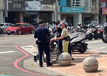 8旬婦推輪椅人行道徘徊 中六暖警助老婦平安返家