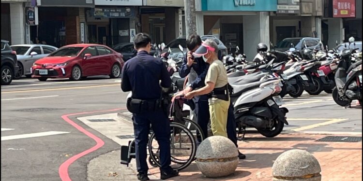 8旬婦推輪椅人行道徘徊 中六暖警助老婦平安返家