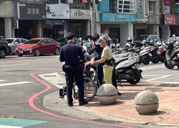 8旬老婦推輪椅徘徊人行道 暖警協助平安返家