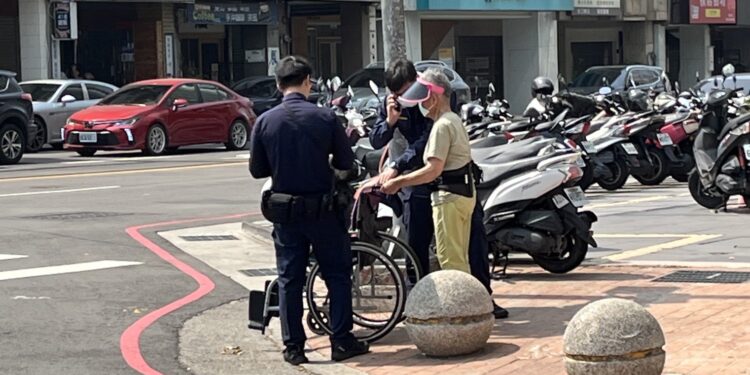 8旬老婦推輪椅徘徊人行道 暖警協助平安返家 8旬老婦推輪椅徘徊人行道 暖警協助平安返家