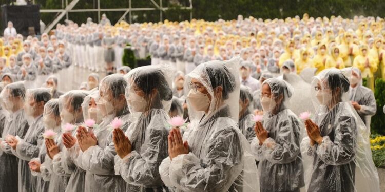 「2023年浴佛大典」登場 徐榛蔚與信眾共同祈安浴佛