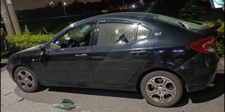 不滿男友工作多日未返家 女友酒後找友人狠砸男友車 不滿男友工作多日未返家 女友酒後找友人狠砸男友車