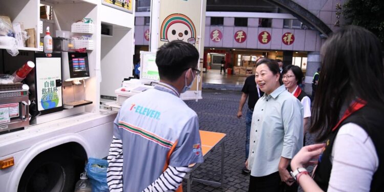 中華職棒例行賽味全龍vs統一7-ELEVEn獅首戰 徐榛蔚邀請鄉親為球員喝采 中華職棒例行賽味全龍vs統一7-ELEVEn獅首戰 徐榛蔚邀請鄉親為球員喝采