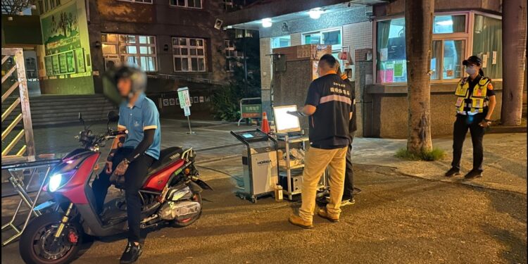 中警三靜城專案掃蕩非法「煙擋管」 除噪音防空汙取締改裝車 中警三靜城專案掃蕩非法「煙擋管」 除噪音防空汙取締改裝車