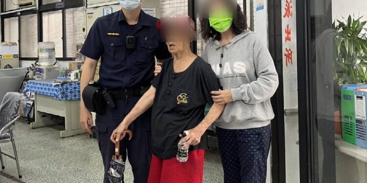 中警助迷途婦返家 這一暖心舉動預防再次走失