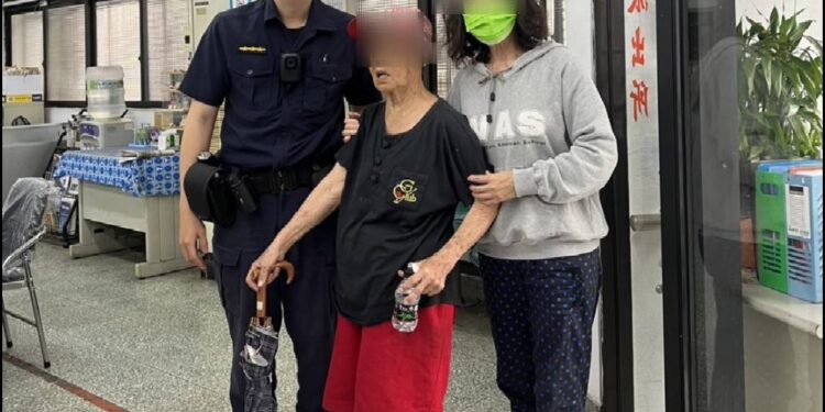 中警助迷途婦返家 這一暖心舉動預防再次走失