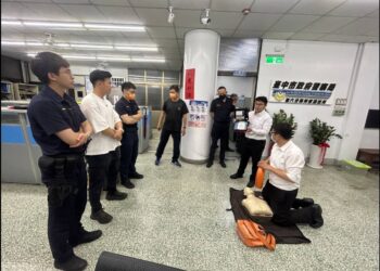 中警邀請衛生所衛教宣導 學習操作AED及醫療知識