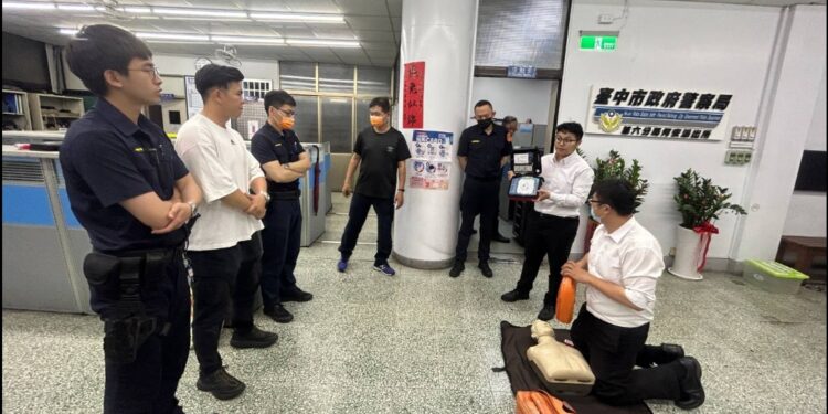 中警邀請衛生所衛教宣導 學習操作AED及醫療知識