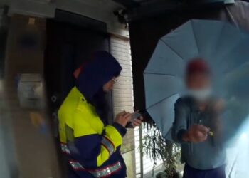 八旬翁迷途不識自家門前路  警掐指一算解開迷魂陣護返家