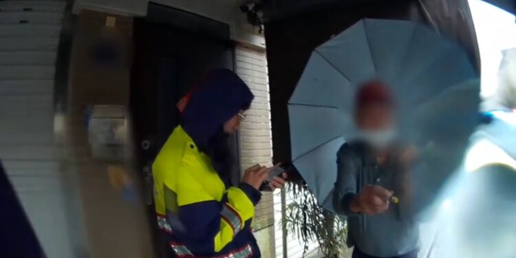 八旬翁迷途不識自家門前路  警掐指一算解開迷魂陣護返家