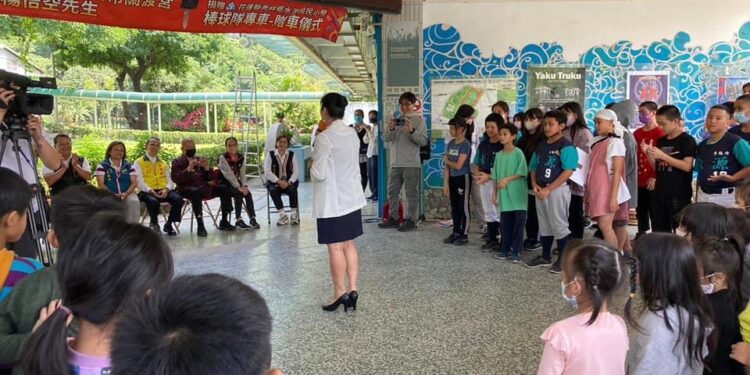 北市關渡宮捐贈水源國小棒球專用車》把愛傳出去