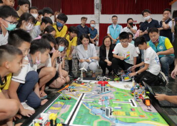 南投學生團隊獲機器人大賽亞軍　許縣長授旗祝賀