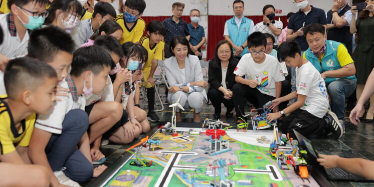 南投學生團隊獲機器人大賽亞軍 許縣長授旗祝賀 南投學生團隊獲機器人大賽亞軍 許縣長授旗祝賀