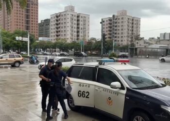 女遭計程車拒載竟襲警 秒遭壓制逮捕送辦