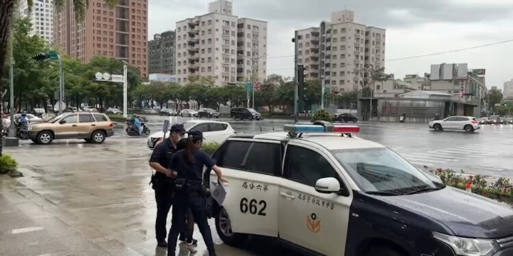 女遭計程車拒載竟襲警 秒遭壓制逮捕送辦