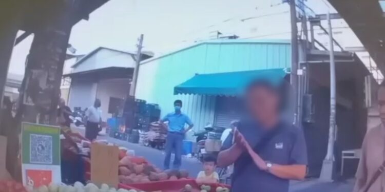 強占道路擺攤警屢勸無效 清水分局取締依法舉發 攤商推警以現行犯逮捕