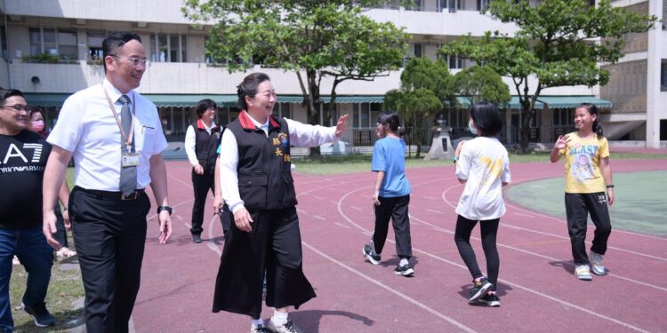 徐榛蔚視察鑄強國小階梯教室完工 為孩童打造優質學習環境 徐榛蔚視察鑄強國小階梯教室完工 為孩童打造優質學習環境