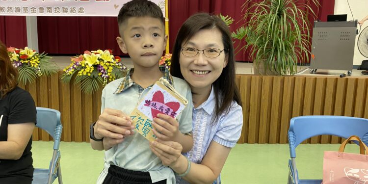 手作花束奉茶孝敬 南投特教溫情上映