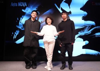 抬手為撇、掃腿成捺，黃翊轉譯董陽孜成《墨》