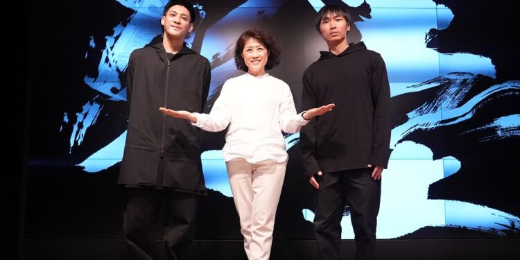 抬手為撇、掃腿成捺,黃翊轉譯董陽孜成《墨》 抬手為撇、掃腿成捺,黃翊轉譯董陽孜成《墨》