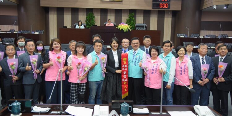 榮登施政新人王  議員贈彩帶肯定縣長許淑華