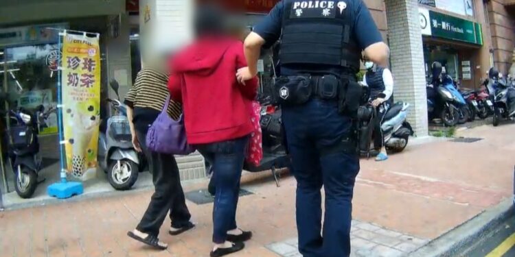 母現金放家中女兒心驚驚 烏警護「鈔」存銀行安心