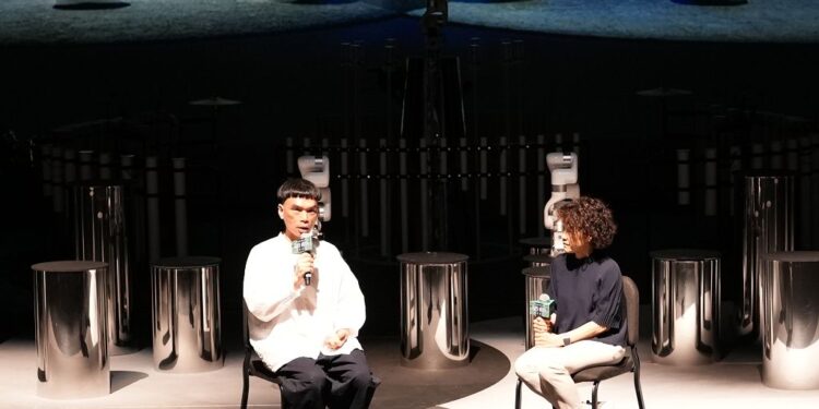 沉浸式體驗《仍…息在零地》藝術家親邀觀眾上台導覽解密 沉浸式體驗《仍…息在零地》藝術家親邀觀眾上台導覽解密