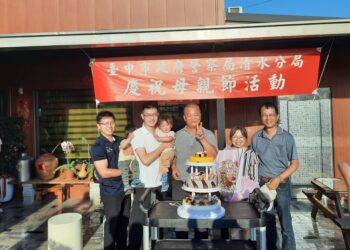 清水警辦感恩母親節活動 分局長贈模範母親花束表達謝意