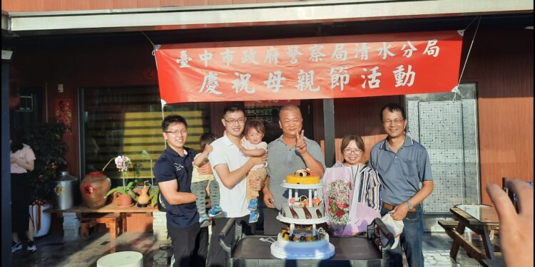 清水警辦感恩母親節活動 分局長贈模範母親花束表達謝意 清水警辦感恩母親節活動 分局長贈模範母親花束表達謝意