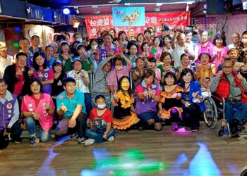 溫馨感人為媽媽洗腳 母親佳節傳達感恩的心